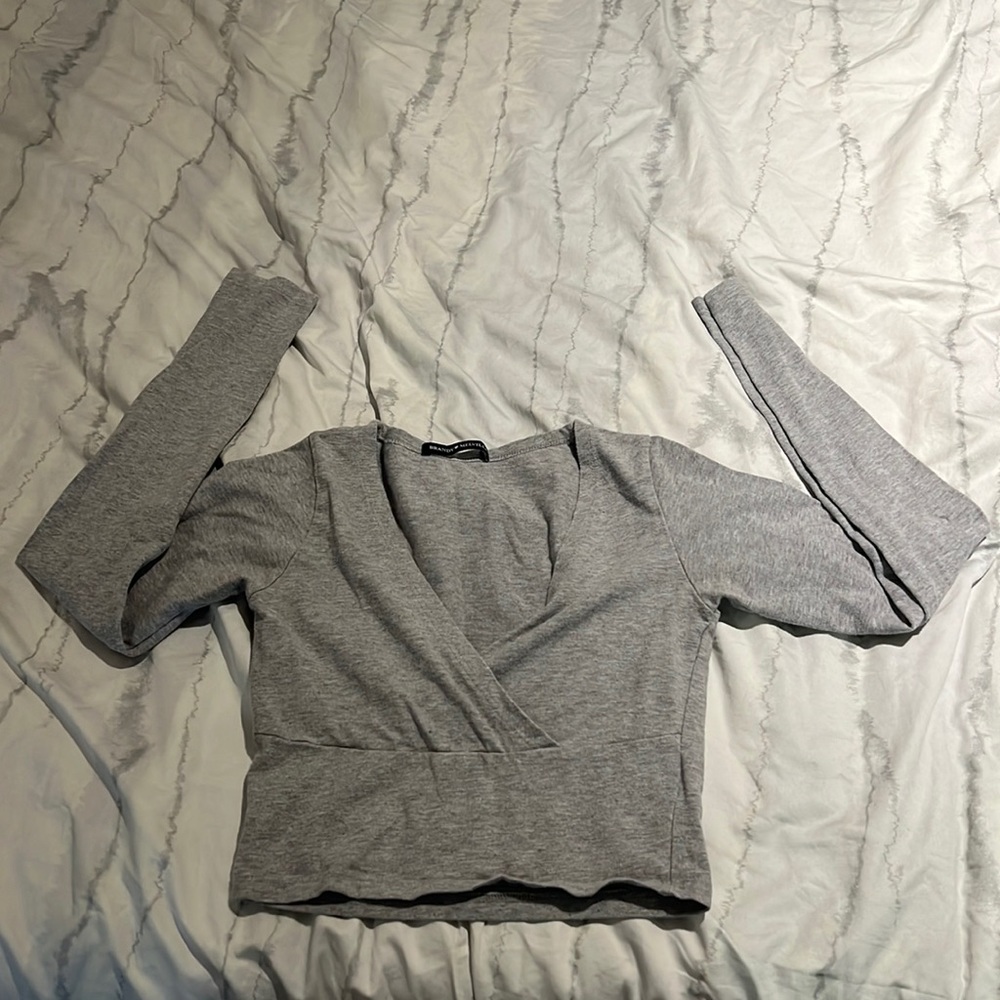 Gray cotton low-v long sleeve cropped shirt.